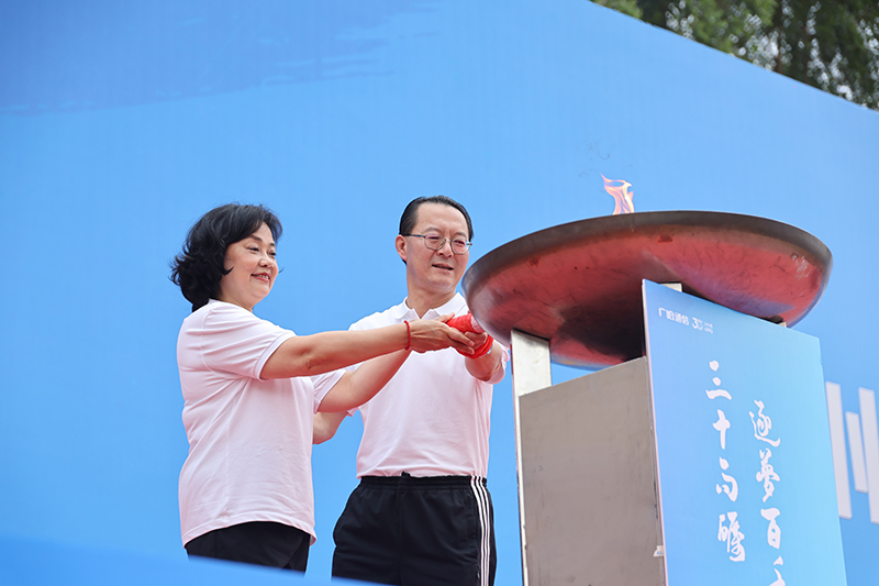 梁玉琴、孙业全共同点燃主火炬.jpg