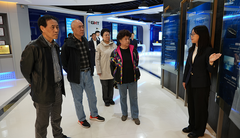 参观展厅.jpg