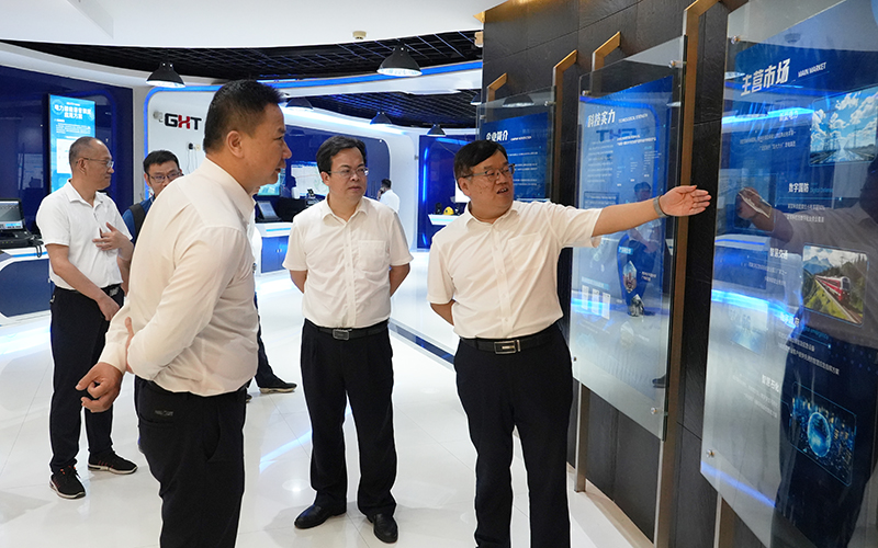 鲁仁全副校长一行参观公司展厅.jpg