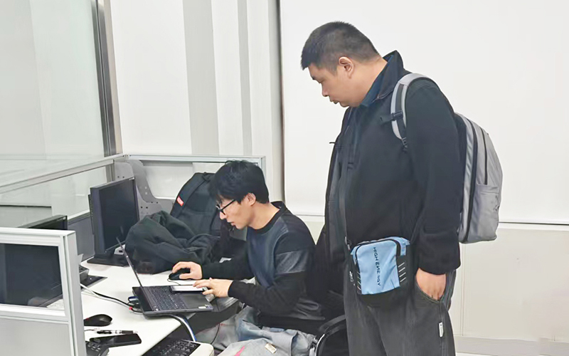 公司技术工程师现场开展升级调试工作.jpg